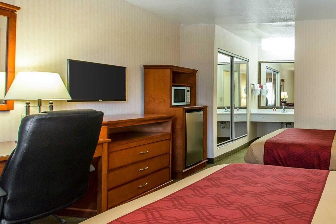 Econo Lodge Inn&Suites Riverside - Corona Exterior foto